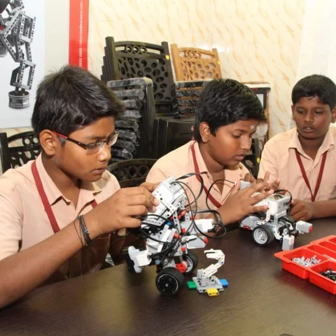 தமிழகத்தில் முதல்முறை - மதுரை மாநகராட்சிப் பள்ளியில் ரோபோடிக்ஸ் ஆய்வகம்!
