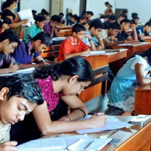 தொலைதூரக் கல்வி... தமிழகத்தில் நான்கு பல்கலைக்கழகங்களில் மட்டுமே அனுமதி, ஏன்?!