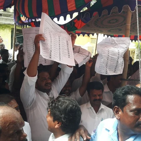 தி.மு.க - அ.தி.மு.க மோதல்... களேபரத்தில் முடிந்த காஞ்சிபுரம் கூட்டுறவு சங்கத் தேர்தல்