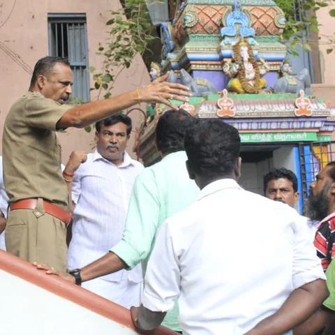 `பணம் தர்றோம், எங்க பக்கம் வந்துவிடு!'- அ.ம.மு.க நிர்வாகியை மிரட்டித் தாக்கிய அ.தி.மு.க-வினர்