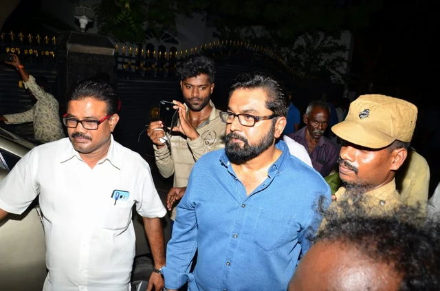 தொண்டர்கள் வருகை அதிகரிப்பு - கோபாலபுரத்திலிருந்து புறப்பட்டுச் சென்ற ஸ்டாலின்!