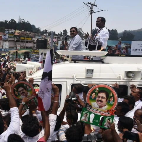 `நீண்டகால பிரச்னைகளை அடுக்கிய டி.டி.வி. தினகரன்' - நீலகிரி பிரசாரத்தில் விறுவிறுப்பு!