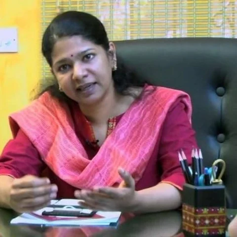 சட்டக் கல்லூரி மாணவி இடைநீக்கம்..! கனிமொழி கண்டனம்