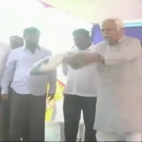 'பரிசை தூக்கிப்போடுறேன்; கேட்ச் பிடிங்க' - கர்நாடக அமைச்சரின் அட்ராசிட்டி