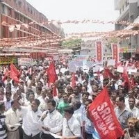ரயில்வேயில் அன்னிய முதலீட்டுக்கு எதிர்ப்பு தெரிவித்து போராட்டம்: பயணிகள் அவதி!
