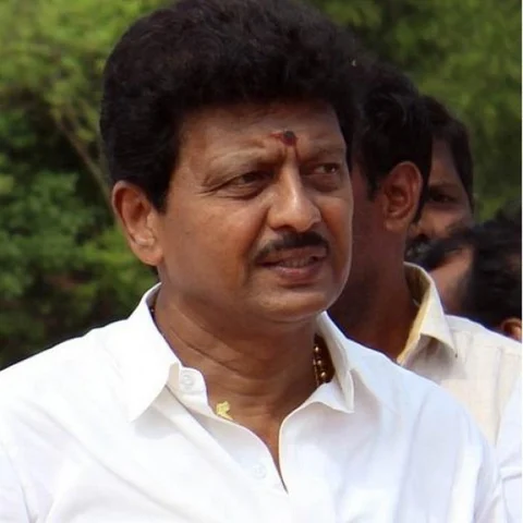 "தினகரனோடு ஒட்டிக் கொள்ளப் பார்க்கிறார் திவாகரன்!" - கோட்டையில் கொதித்த எடப்பாடி பழனிசாமி