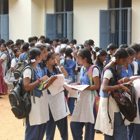 ப்ளஸ் ஒன் தேர்வு முடிவுகள் வெளியீடு! - முதல் இடம் பிடித்தது ஈரோடு