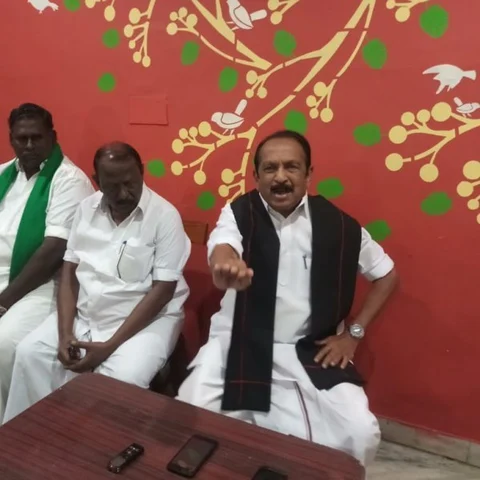 `கஜா புயலால் பாதிக்கப்பட்ட மக்களை முதல்வர் உடனடியாகச் சந்தித்திருக்க வேண்டும்!’ - வைகோ காட்டம்