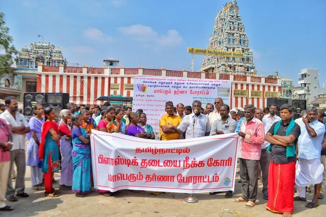 `கார்ப்பரேட் நிறுவனங்களின் பிளாஸ்டிக் கவர்களுக்கு மட்டும் அனுமதியா?’ - கொதிக்கும் தொழிலாளர்கள்