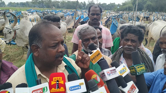 `வாழ்வாதாரத்துக்கு வழிசொல்லுங்க சார்!’ - 300க்கும் மேற்பட்ட மாட்டுவண்டித் தொழிலாளர்கள் போராட்டம்