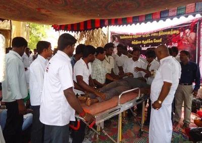 தி.மு.க.வினரை எதிர்த்து கேள்வி கேட்ட மதுரை சட்டக் கல்லூரி மாணவர்கள் (படங்கள்)