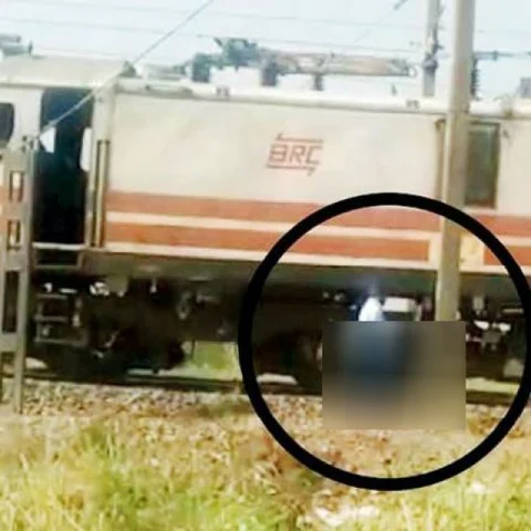 சிறுநீர் கழிக்க ரயிலை நடுவழியில் நிறுத்திய டிரைவர்! கடைக்காரர் எடுத்த வீடியோவால் சிக்கினார்
