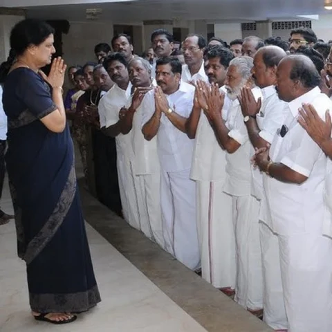 தினகரனுக்கு வேட்டு... சசிகலாவுடன் கூட்டு!? எடப்பாடி பழனிசாமியின் புது ரூட்