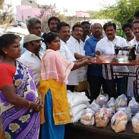 ‘தீக்கிரையான வீடுகள்; தெருவில் நிற்கும் 8 குடும்பங்கள்!’ - வேலூர் துயரம்