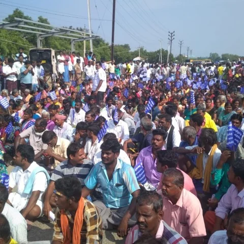 `மத்திய அரசே, அறிவியல் ரீதியான பட்டாசு தயாரிப்பை சொல்லுங்க!'- போராட்டக்காரர்கள் மத்தியில் ராஜேந்திரபாலாஜி முழக்கம்