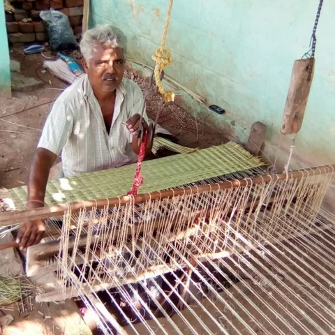 "இப்பெல்லாம் யார் பாய்ல தூங்குறா...?!’’ - குழிப்பாய் முடைபவரின் ஆதங்கம்