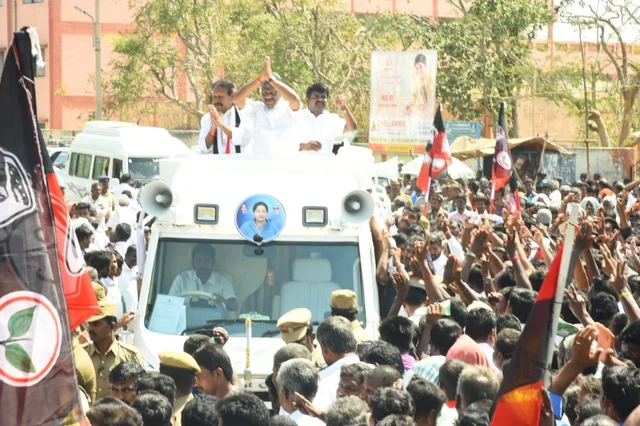 `நாங்களும் டீக்கடை நடத்தியவர்கள்தான்... ஸ்டாலினின் எண்ணம் பலிக்காது!’ - பிரசாரத்தில் அதிர்ந்த ஓ.பி.எஸ்