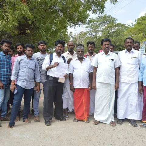 `மணல் கொள்ளையர்கள் மிரட்டுகிறார்கள்!' - கலெக்டரிடம் கிராம மக்கள் புகார்