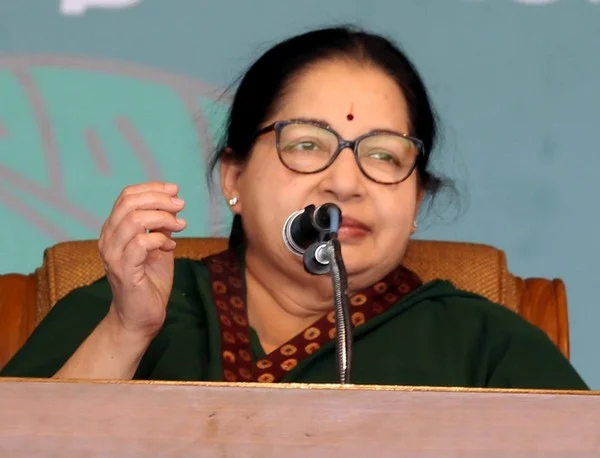 முதல்வர் பற்றி வதந்தி..! ஃபேஸ்புக், வாட்ஸ்அப்பை கண்காணிக்கிறது போலீஸ்