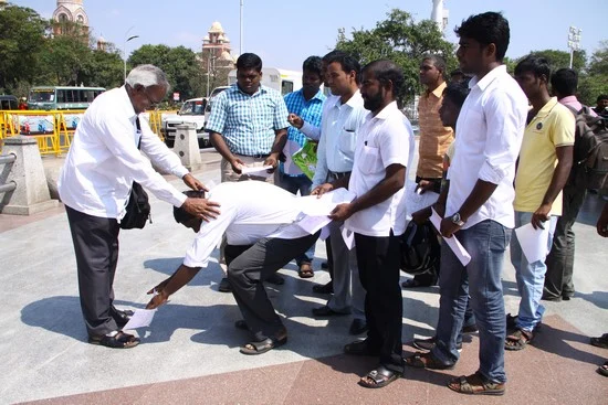 ஓட்டுக்கு பணம் வாங்காதீர்: மக்களின் காலில் விழுந்து வேண்டுகோள்! (படங்கள்)
