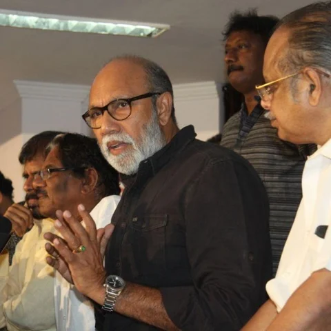 `தமிழகத்தையே மிரட்டுகிறாரா தமிழிசை?' - அரசியல் தலைவர்கள் கேள்வி !