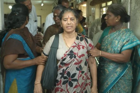 சொத்துக்காக மிரட்டுகிறார்: மகன் அறிவுநிதி மீது மு.க.முத்து மனைவி புகார்