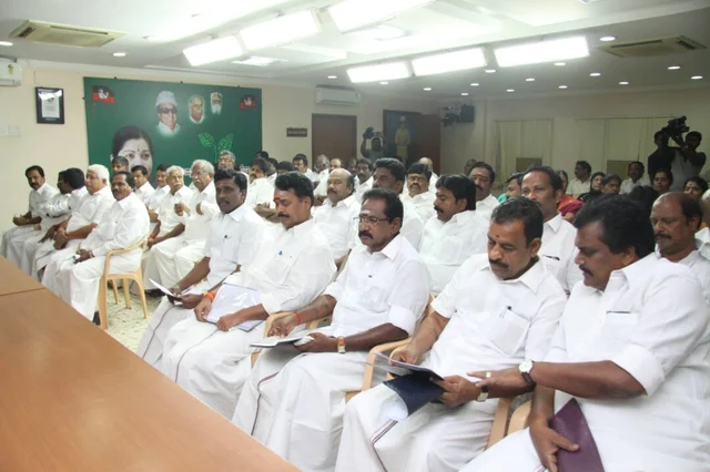 மா.செ-க்களுடனான சந்திப்பு: அ.தி.மு.க-வின் அடுத்தகட்ட நடவடிக்கைகுறித்து ஆலோசனை!