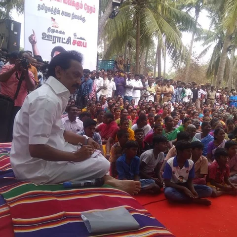 ``மதுக்கடையை மூடுங்கள், அப்பதான் உங்களுக்கு ஓட்டு!"- மு.க.ஸ்டாலினிடம் குமுறிய பெண்கள்