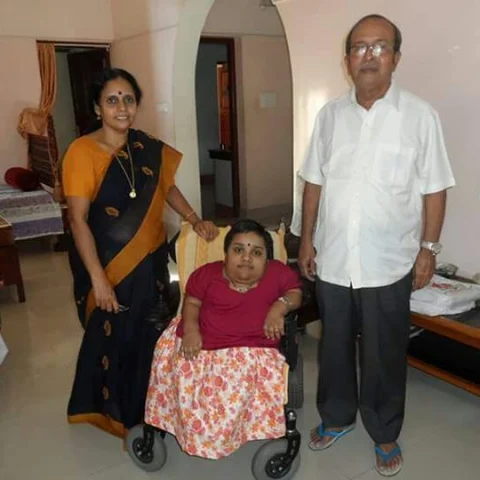 வீல் சேர் வாழ்க்கை, மிஸ் பிஹெச்.டி..! - அசத்தும் திருவனந்தபுரம் விரிவுரையாளர்