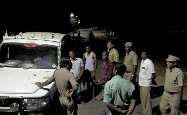 திருடன் என நினைத்து கிராம மக்களால் அடித்துக்கொல்லப்பட்ட கல்லூரி மாணவன்!