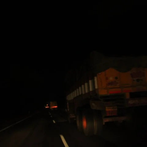இரவுநேரப் பயணத்தில் ஒரு ‘பல்பு’ என்ன செய்யும்? #SafeDriving