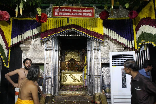 இடம்பெயர்ந்தார் சனிபகவான்! - இனி இரண்டரை ஆண்டுகள் தனுசில் சஞ்சரிப்பார்