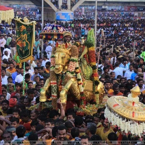 ஆம்புலன்ஸுக்கு வழிவிட்ட அழகர்தான் தற்போது இணையத்தில் டிரெண்டிங்..!
