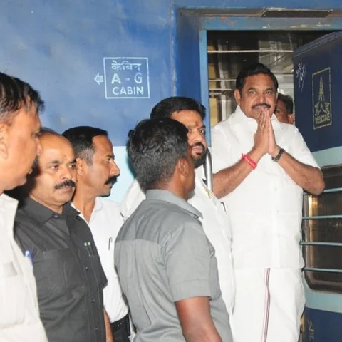 கஜா புயல் பாதித்த பகுதிகளைப் பார்வையிட ரயிலில் புறப்பட்டார் முதல்வர்!