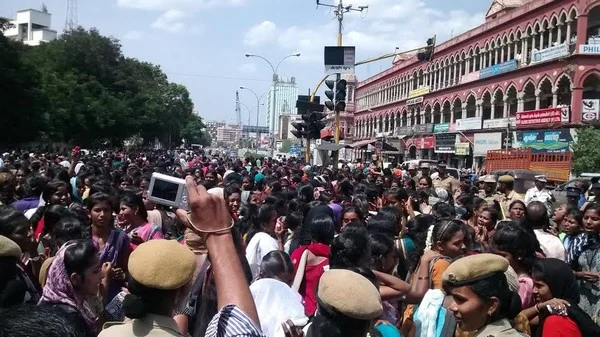 காயிதே மில்லத் கல்லூரி மாணவிகள் திடீர் மறியல்! (படங்கள்)