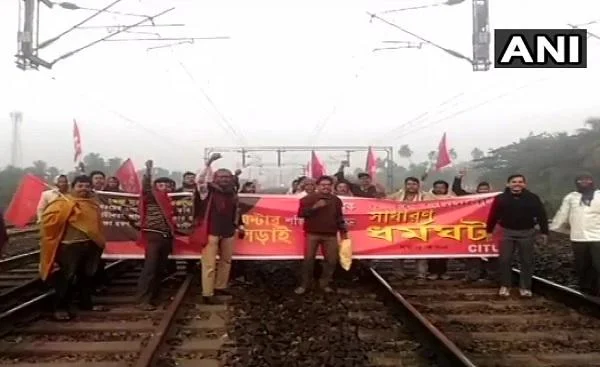 ரயிலை மறித்த தொழிலாளர்கள்! - வட மாநிலங்களில் விஸ்வரூபம் எடுத்த பாரத் பந்த்