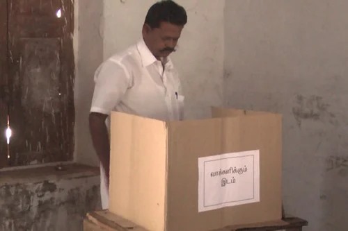 உள்ளாட்சி இடைத்தேர்தல்: கள்ள ஓட்டு போட்ட அ.தி.மு.க. நகர செயலாளர்!