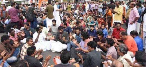 சபரிமலையில் பதற்றம்! - அதிகாலையில் தரிசனம் செய்த இரு பெண்கள்