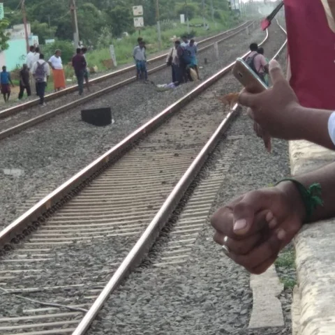 வேப்பம்பட்டு தண்டவாளத்தில் ஒரு மணி நேரம் உயிருக்குப் போராடிய வாலிபர்! - ஆர்பிஎஃப் போலீஸின் அலட்சியம்