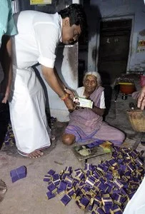 அம்மாவின் ஆணைப்படி 92 வயது எம்.ஜி.ஆர். ரசிகைக்கு உதவித்தொகை!