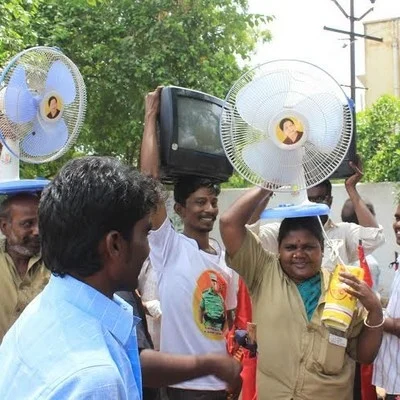 அரசின் இலவச பொருட்களை ஒப்படைக்க வந்த நாம் தமிழர் கட்சியினர் கைது!