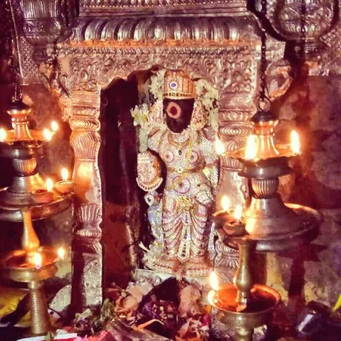 இடம்பெயர்ந்தார் சனிபகவான்! - இனி இரண்டரை ஆண்டுகள் தனுசில் சஞ்சரிப்பார்