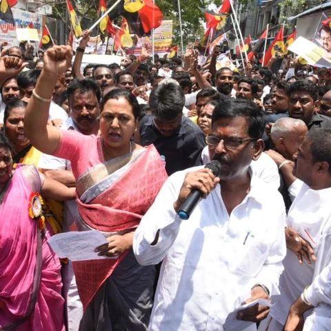 சூரப்பா நியமன விவகாரம்! - ஆளுநர் மாளிகையை முற்றுகையிட முயன்ற விஜயகாந்த், பிரேமலதா கைது