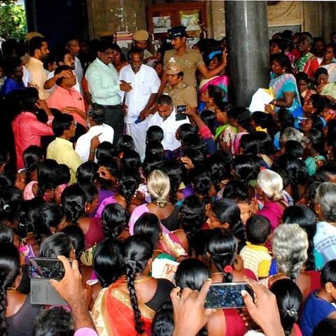 `நாங்க செத்தாலும் கவலையில்லை, அவங்களுக்குப் பணம் தான் முக்கியம்!’ - கண்ணீருடன் புகார் அளித்த பெண்