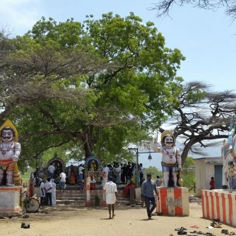 குடும்பத்தினருடன் குலசாமி கோயிலுக்கு விசிட் அடித்த தனுஷ்!