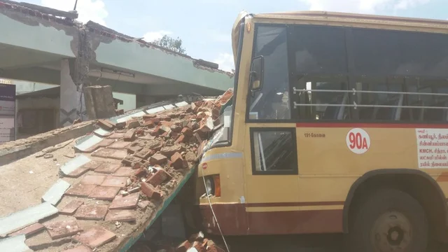 பேருந்து நிலைய மேற்கூரை இடிந்து விபத்து..! மூன்று பேர் பலி
