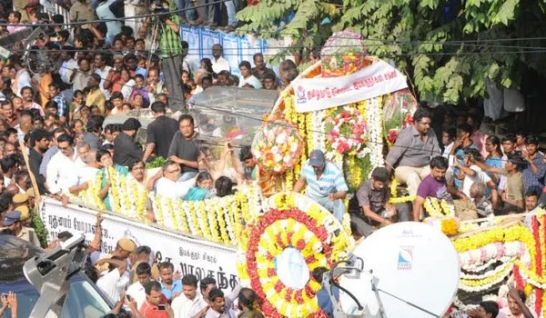 இயக்குனர் பாலசந்தர் உடல் தகனம்; இறுதி ஊர்வலத்தில் ஆயிரக்கணக்கானோர் பங்கேற்பு!