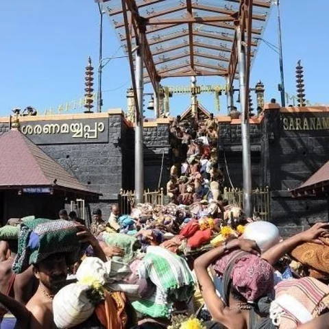 சபரிமலையில் திடீர் போராட்டம் நடத்திய பக்தர்கள்! - நள்ளிரவில் அதிரடி கைது