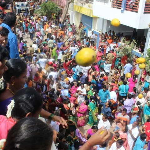 மாம்பழங்களை வீதியில் இறைத்து மகிழ்ந்த மக்கள்! - விழாக்கோலம் பூண்ட காரைக்கால் நகரம்