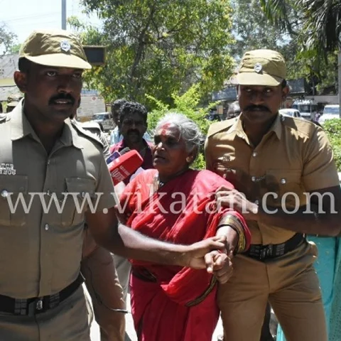 `வீட்டை அபகரிக்க முயல்கிறார்கள்!’ - நெல்லை கலெக்டர் அலுவலகத்தில் தீக்குளிக்க முயன்ற மூதாட்டி
